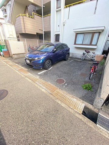フォンテーヌの駐車場