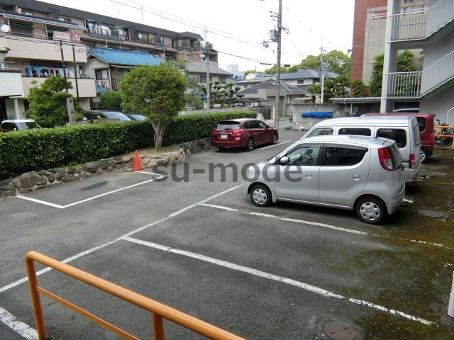 ハイツ春日野の駐車場