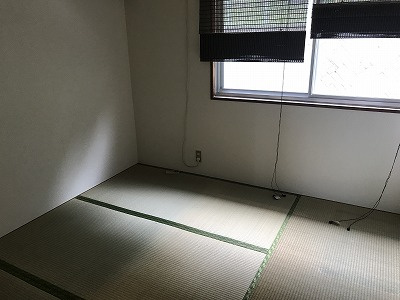 北東向きの和室４．５帖はシャッターと押入付きです♪