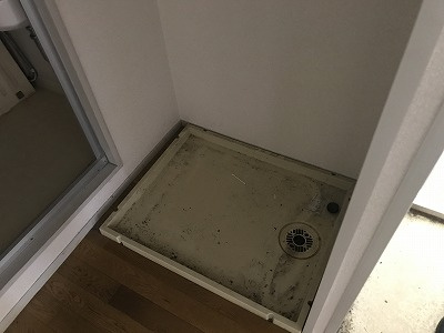 洗濯機置き場です。上部に棚があり、洗剤を置くことができます♪