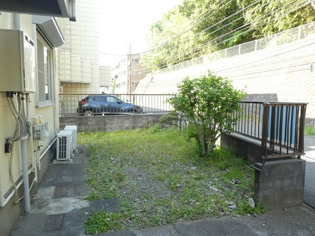 敷地内に自転車やバイクを無料で置けます♪