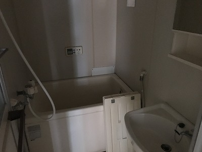 お風呂は便利な追い焚き機能付きです。お湯が出ない洗面台付き♪