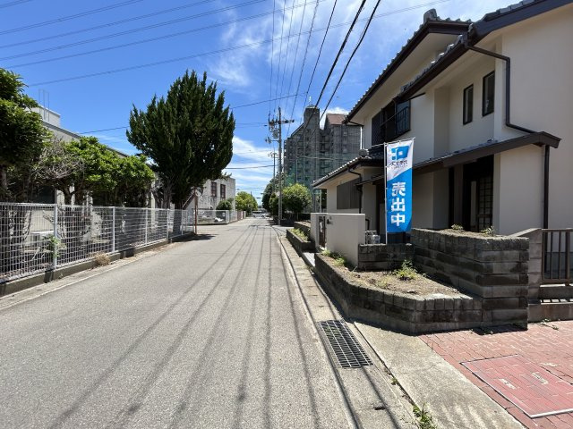 石井町藍畑字竜王中古戸建の前面道路含む現地写真