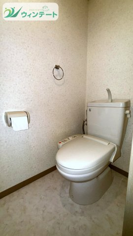 サンビップマンション取手のトイレ|使い勝手の良い温水洗浄便座付きトイレ。明るく清潔感のある空間で快適にご使用いただけます。