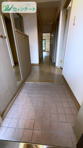 サンビップマンション取手の玄関|収納たっぷりの玄関で、靴やお出かけ用品をすっきり整理。いつでも気持ちの良い空間を保てます。