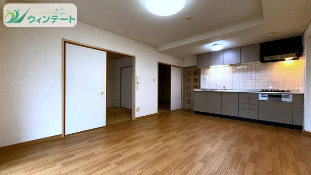 サンビップマンション取手の居間・リビング|無駄のないシンプルなLDKデザイン。生活動線がスムーズで、家事や育児がしやすい間取りです。