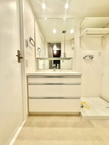 ユニーブル宮崎台の独立洗面台|ゆとりある洗面スペースを確保し、朝の身支度もスムーズに行える使い勝手の良い空間です。