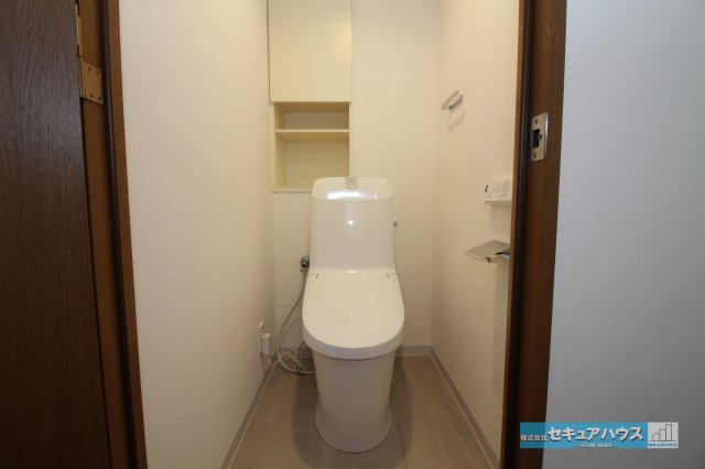 藤和ライブタウン知立のトイレ|【高機能トイレ】
◆高機能トイレの多くは便器のフタの開閉が自動であり、使用後に手動で水を流す面倒もなく非常に便利です。スタイリッシュな見た目で、お掃除しやすく、節水効果が高いです。　　　　　　　　　　
