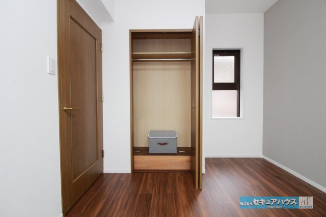 藤和ライブタウン知立の収納|【洋室7帖の収納】
◆クローゼット収納付きのお部屋です。ハンガーパイプには沢山のお洋服をかけることができ、上棚部分にも季節のお洋服を収納ボックスにいれてしまうことができます。　　　　　　　　　　　　　