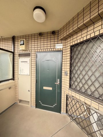 国立市富士見台２丁目の賃貸マンションの玄関