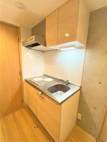 「防音マンション」コンポジット荻窪ラシクラスのキッチン|キッチンはIHコンロ2口、ちゃんとまな板スペースも確保してます。