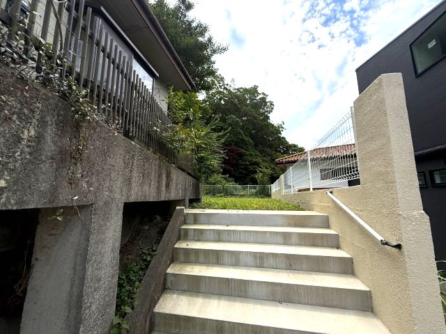 緑溢れる住環境　 バス停徒歩4分の外観|エントランス部分