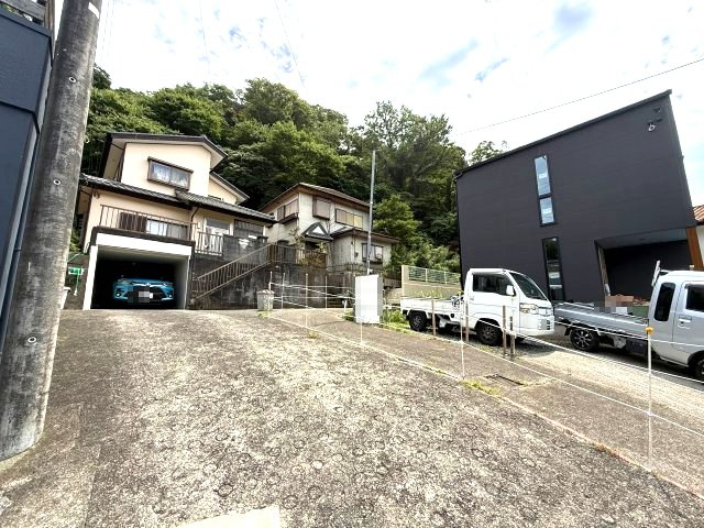 緑溢れる住環境　 バス停徒歩4分の周辺|エントランス部分を含む周辺