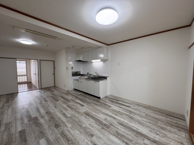 エクセル山崎の居間・リビング|LDK12帖以上の開放的な間取り。内装リフォーム済みの居室