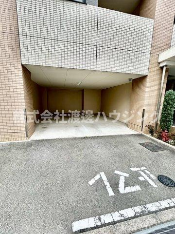 ラ・シャルム江坂の駐車場