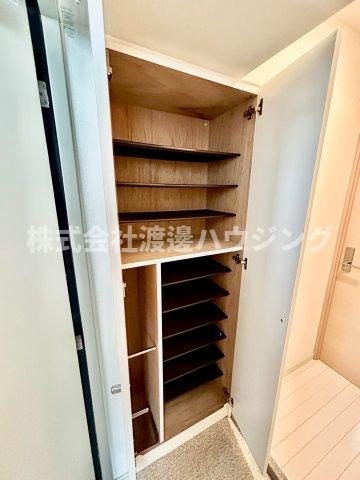 ラ・シャルム江坂の収納|天井高シューズBOX