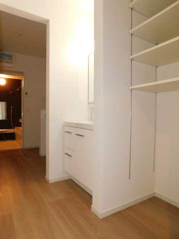 名古屋市南区赤坪町の新築一戸建の独立洗面台|◇洗面室◇　　三面鏡シャワードレッサー　くもり止め仕様　可動棚の収納完備！