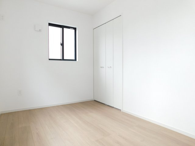 名古屋市南区赤坪町の新築一戸建の洋室|◇洋室◇　　明るい洋室５．０帖　全居室収納完備！