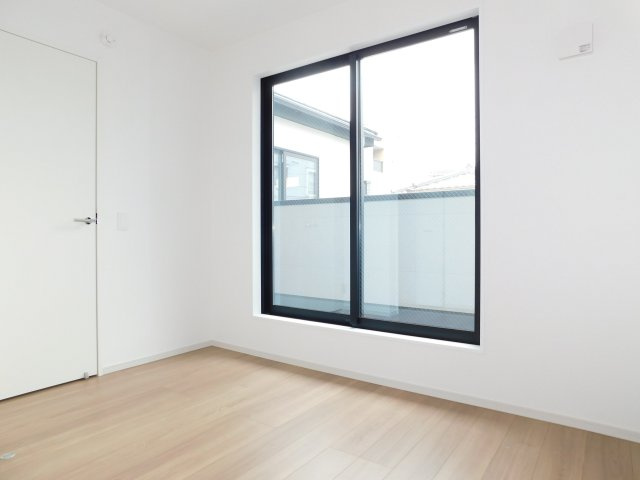 名古屋市南区赤坪町の新築一戸建の洋室|◇洋室◇　　南面で明るい洋室４．８帖　全居室収納完備！　バルコニー付き♪
