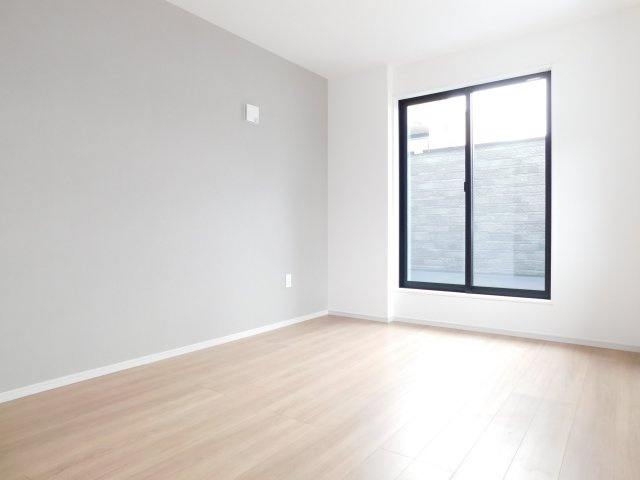名古屋市南区赤坪町の新築一戸建の洋室|◇洋室◇　　南面で明るい洋室８．７帖　ウォークインクローゼット完備！　バルコニー付き♪
