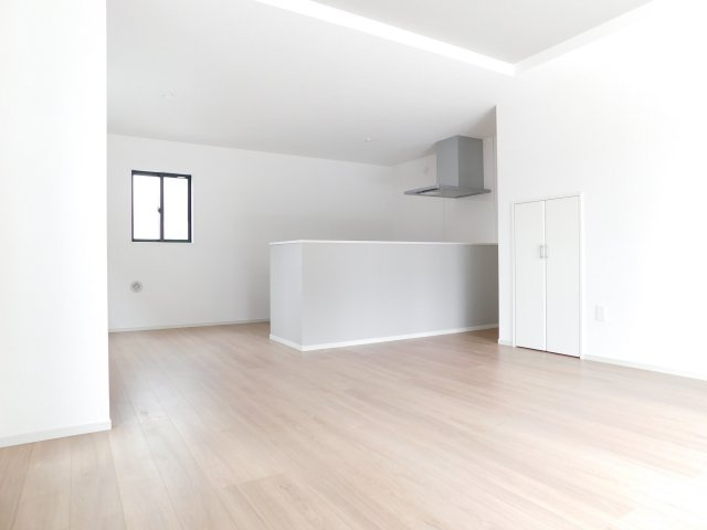 名古屋市南区赤坪町の新築一戸建の居間・リビング|◇リビング◇　　南面で広くて明るいリビング１８．９帖！　リビング収納完備！