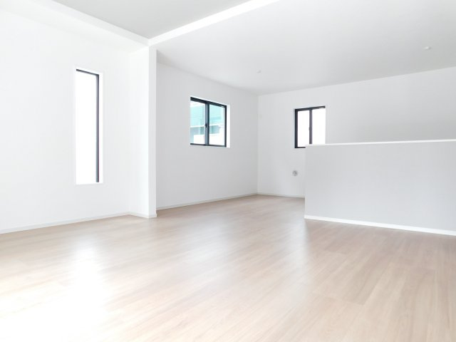 名古屋市南区赤坪町の新築一戸建の居間・リビング|◇リビング◇　　南面で広くて明るいリビング１８．９帖！　三面採光の開放感のある空間♪