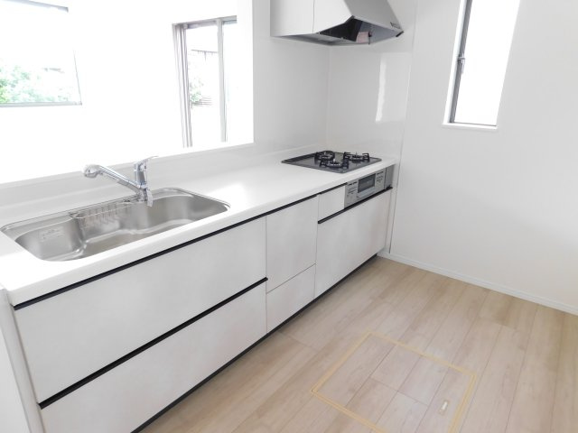 稲沢市井之口本町の新築一戸建のキッチン|◇キッチン◇　　人気の対面式・人造大理石カウンターシステムキッチン・浄水機能付ハンドシャワー・スローインクローズレール・静音仕様シンク・Ｓｉセンサーコンロ（３口）・床下収納庫