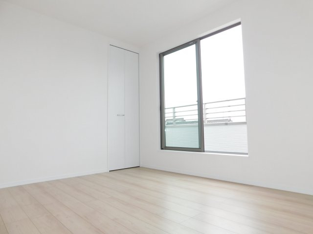 稲沢市井之口本町の新築一戸建の洋室|◇２階洋室◇　　南面で明るい洋室約６．０帖　全居室収納完備♪　バルコニー利用可！　