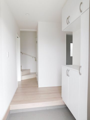 稲沢市井之口本町の新築一戸建の玄関|◇玄関収納◇　　家族の履物がしっかり収納できるシューズ収納！　