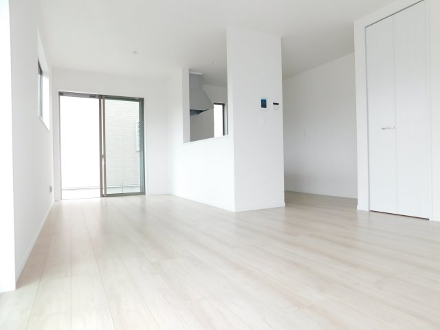 稲沢市井之口本町の新築一戸建の居間・リビング|◇リビング◇　　南面で明るいリビング約１６．０帖　リビング収納完備！