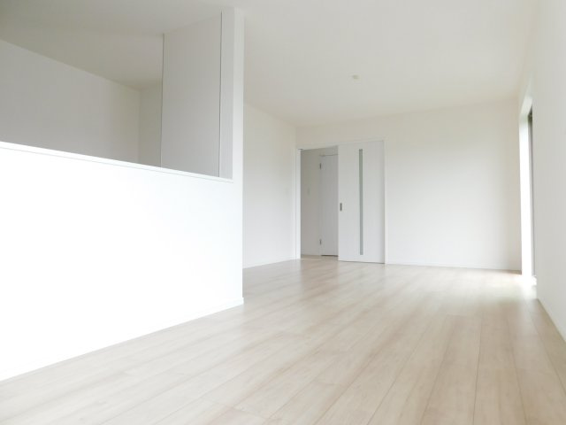 稲沢市井之口本町の新築一戸建の居間・リビング|◇リビング◇　　南面で明るいリビング約１６．０帖　リビングや庭が見渡せる対面キッチン♪
