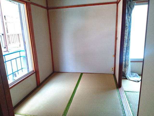 【和室】 | 陽当たりがよいので、日中晴れてる時は電気をつけなくても快適に過ごせます