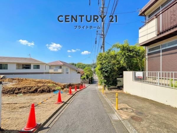 横浜市金沢区釜利谷東７丁目の新築一戸建の前面道路含む現地写真|車通りが少ない為、小さなお子様にも安心です。
是非一度、現地へ起こしください。