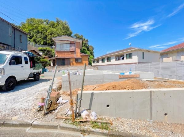 横浜市金沢区釜利谷東７丁目の新築一戸建の前面道路含む現地写真|周辺は落ち着いた街並みになります。
子育てにはぴったりの住環境♪
