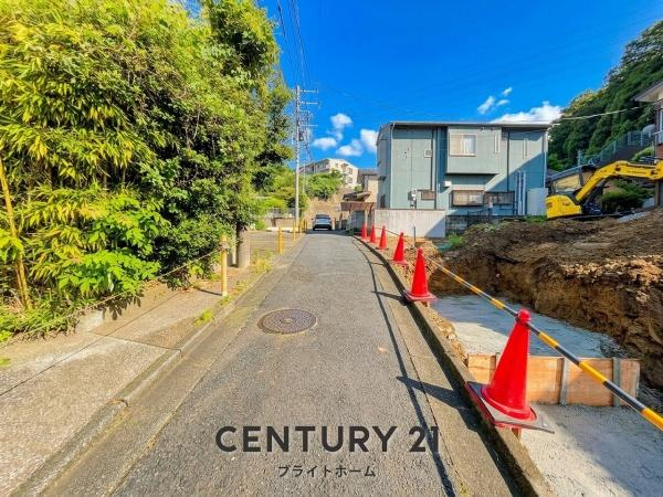 横浜市金沢区釜利谷東７丁目の新築一戸建の前面道路含む現地写真|同仕様物件のご案内をさせて頂きます。
お車でご自宅まで送迎承ります。