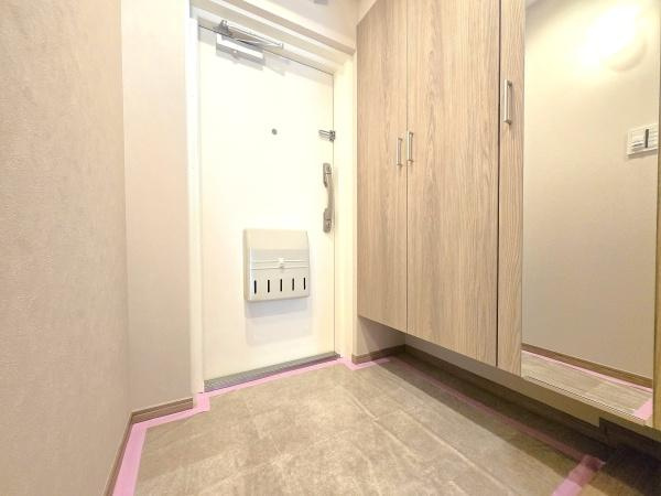 コープ保土ヶ谷Ｄ棟の玄関|収納豊富な玄関です。
この明るい玄関が気持ちよく家族を迎え入れます♪