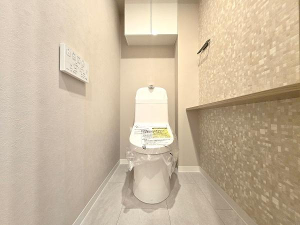 コープ保土ヶ谷Ｄ棟のトイレ|清潔感のある内装のすっきりとしたデザインのトイレです。
水周りが綺麗だと安心ですね。
