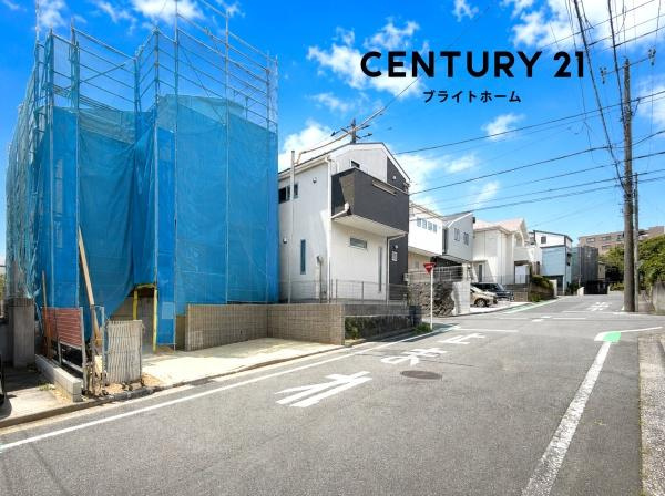 横浜市南区永田台の新築一戸建の前面道路含む現地写真|車通りが少ない為、小さなお子様にも安心です。
是非一度、現地へ起こしください。