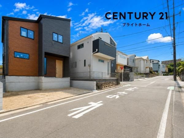横浜市南区永田台の新築一戸建の前面道路含む現地写真|車通りが少ない為、小さなお子様にも安心です。
是非一度、現地へ起こしください。