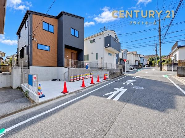横浜市南区永田台の新築一戸建の前面道路含む現地写真|車通りが少ない為、小さなお子様にも安心です。
是非一度、現地へ起こしください。