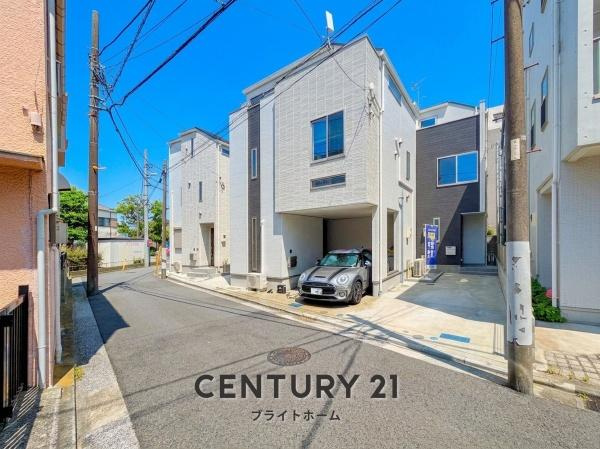横浜市磯子区坂下町の中古一戸建の前面道路含む現地写真|車通りが少ない為、小さなお子様にも安心です。
是非一度、現地へ起こしください。