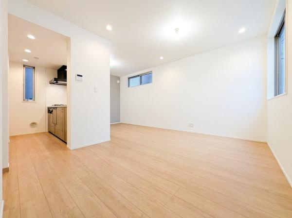 横浜市磯子区坂下町の中古一戸建の居間・リビング|窓からは明るい光が差し込みます！
電気をつけなくても明るいです。