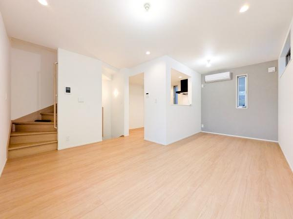 横浜市磯子区坂下町の中古一戸建の居間・リビング|自慢したくなるリビング！
形も良く家具の配置にも困りません。