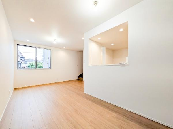 横浜市磯子区坂下町の中古一戸建の居間・リビング|対面式のキッチンはお料理中でも家族とのお話も弾みます。
