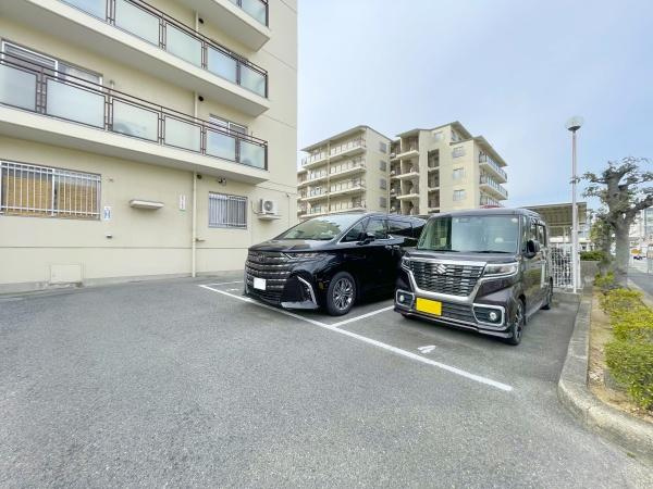 【駐車場】 | 堺東グリーンハイツ | お車の出し入れも楽々ですね♪現地駐車場部分になります！駐車場空有です！
