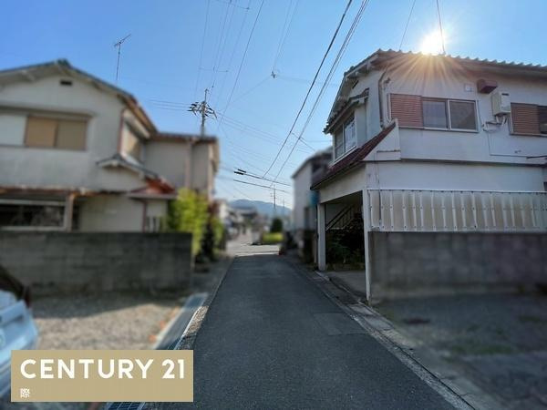 和歌山市栄谷　中古戸建の前面道路含む現地写真