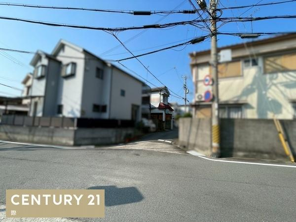 和歌山市栄谷　中古戸建の前面道路含む現地写真