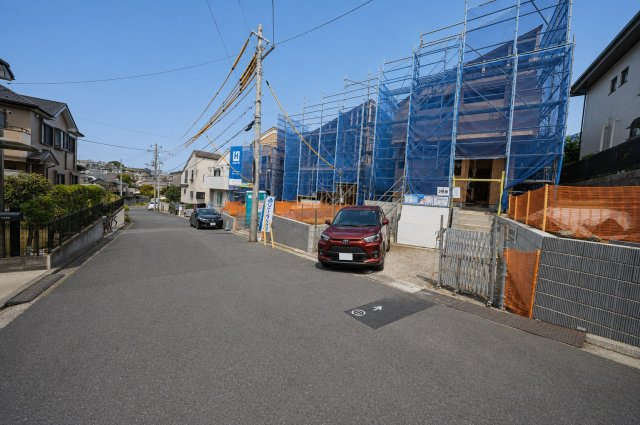 【横浜市鶴見区梶山2丁目8-21全3棟新築戸建て】★仲介手数料無料★（上末吉小学校・末吉中学校）の前面道路含む現地写真