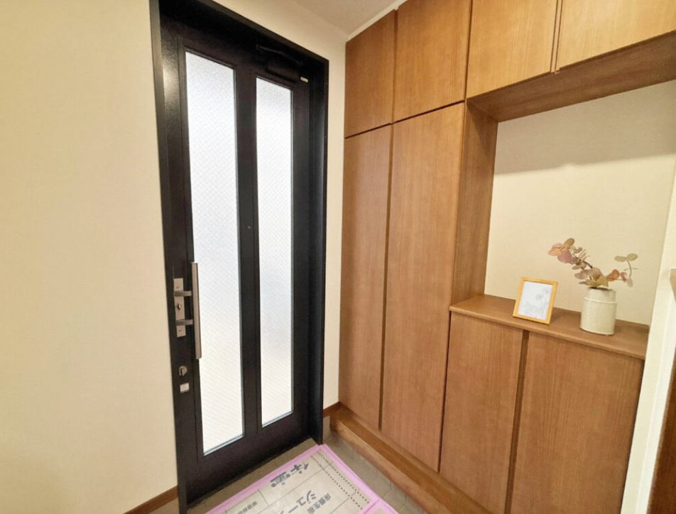 茅ヶ崎市香川3丁目　中古戸建の玄関|落ち着いた玄関です