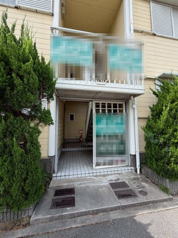 ウイロウハイツB棟のエントランス